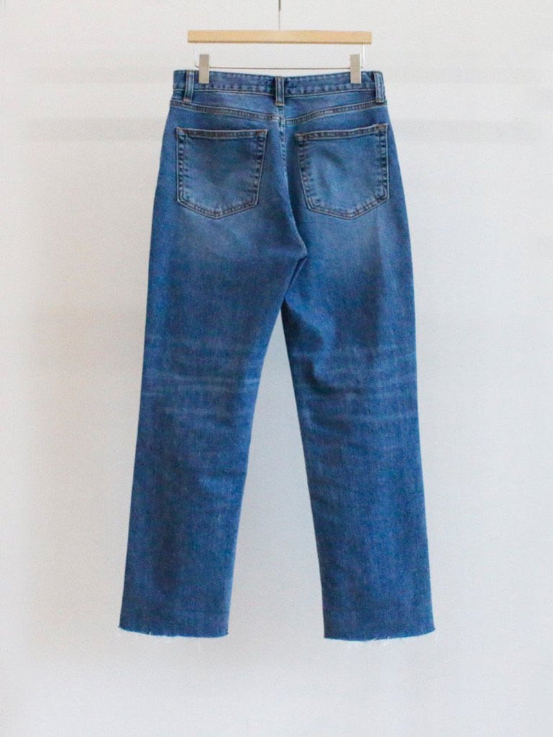 CLASSIC CUT DENIM JEANS