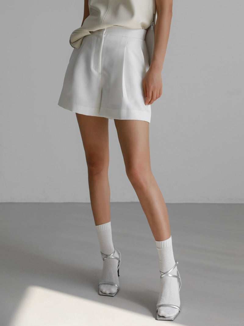 CLASSIC PLEATED DETAIL SHORTS