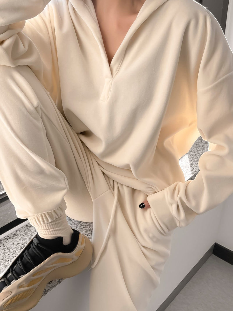 COLLARED VELOUR SWEATSHIRT