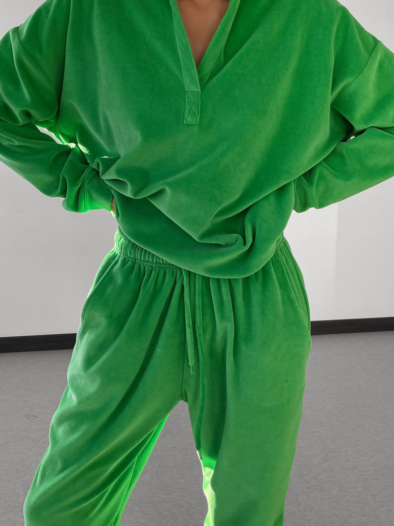 COLLARED VELOUR SWEATSHIRT