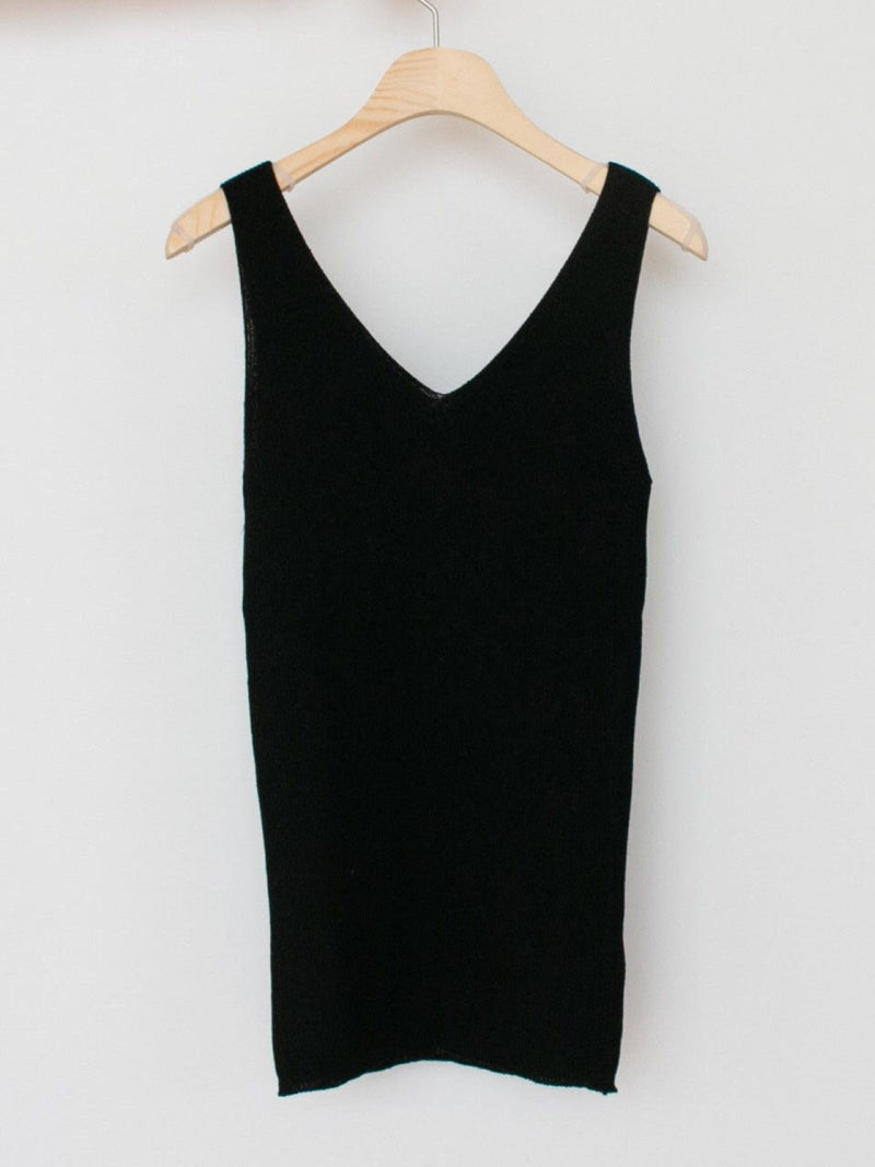 DOUBLE V-NECK SLEEVELESS RIBBED KNIT TOP