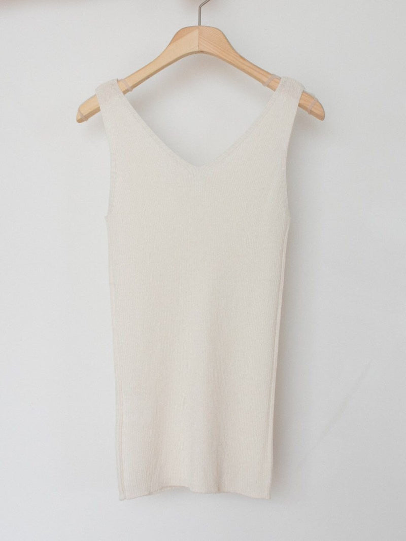 DOUBLE V-NECK SLEEVELESS RIBBED KNIT TOP