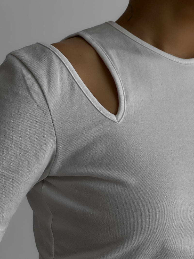 ONE SHOULDER CUT OUT DETAIL CROPPED T-SHIRT