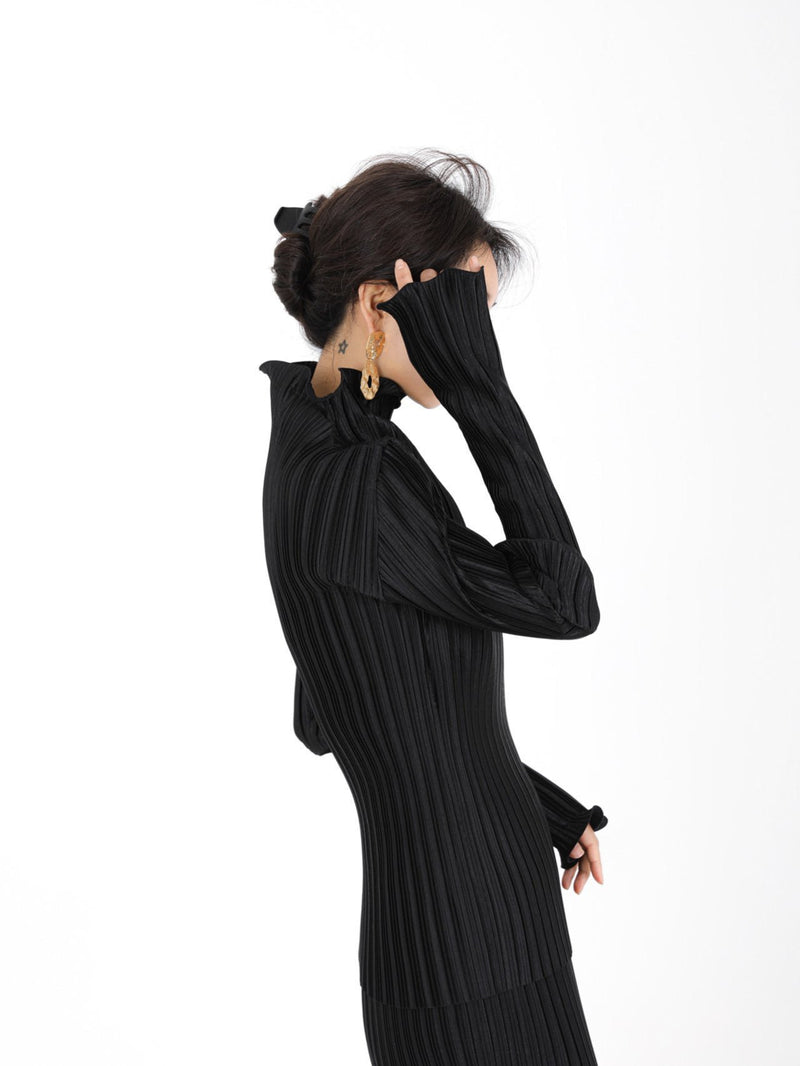PLEATED WAVE HIGH COLLAR TOP