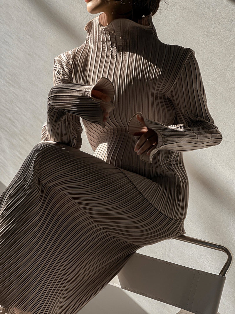 PLEATED WAVE HIGH COLLAR TOP