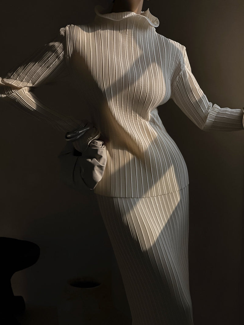 PLEATED WAVE HIGH COLLAR TOP