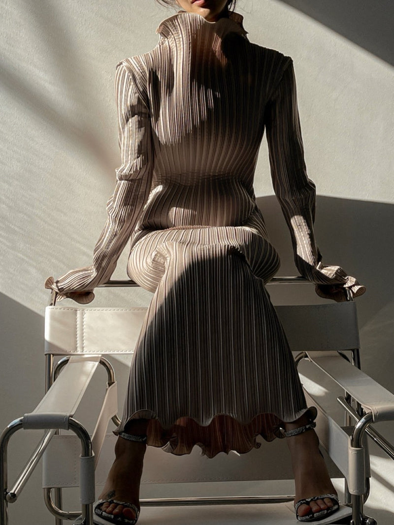 PLEATED WAVE HIGH COLLAR TOP