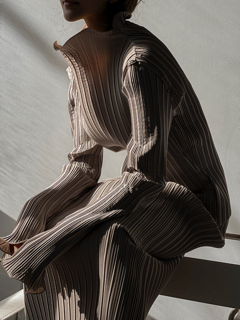 PLEATED WAVE HIGH COLLAR TOP