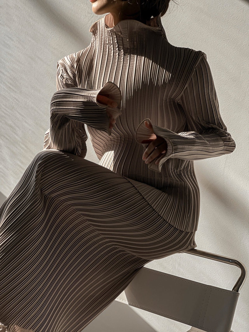 PLEATED WAVE HIGH COLLAR TOP