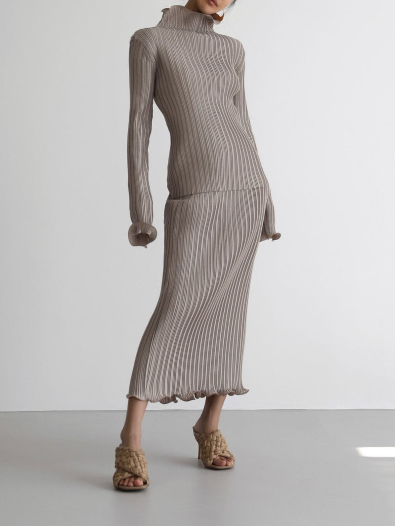 PLEATED WAVE HIGH COLLAR TOP