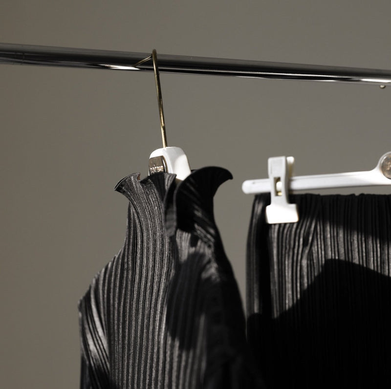 PLEATED WAVE HIGH COLLAR TOP