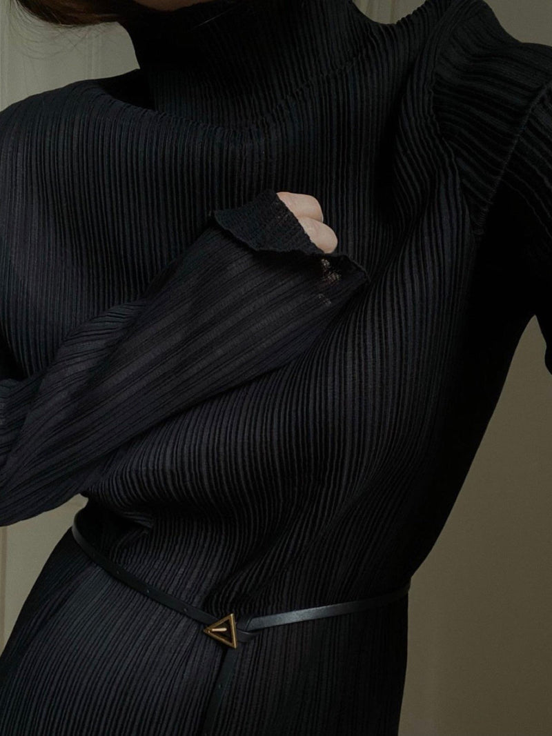 PLEATED WAVE HIGH COLLAR TOP