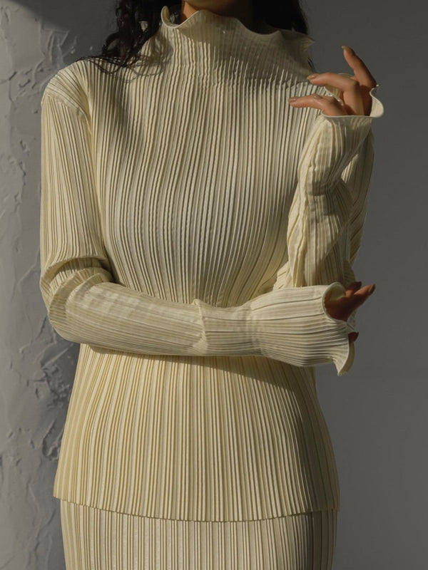 PLEATED WAVE HIGH COLLAR TOP