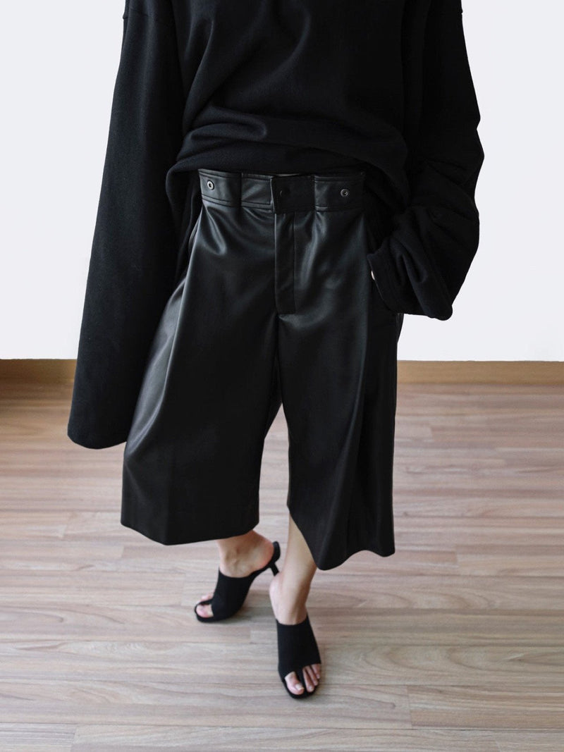 TWO-WAY DETAIL VEGAN LEATHER BERMUDA SHORTS