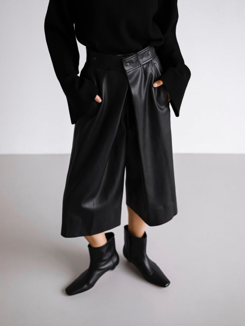 TWO-WAY DETAIL VEGAN LEATHER BERMUDA SHORTS