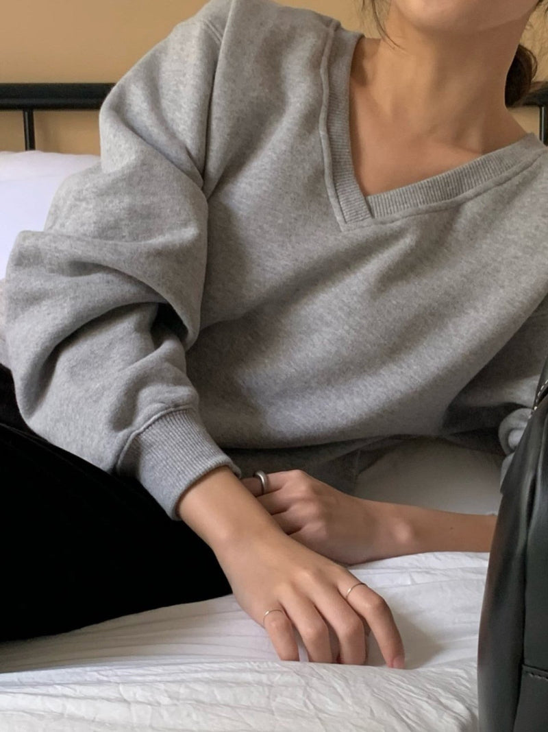 V NECK OVERSIZED SWEATSHIRT