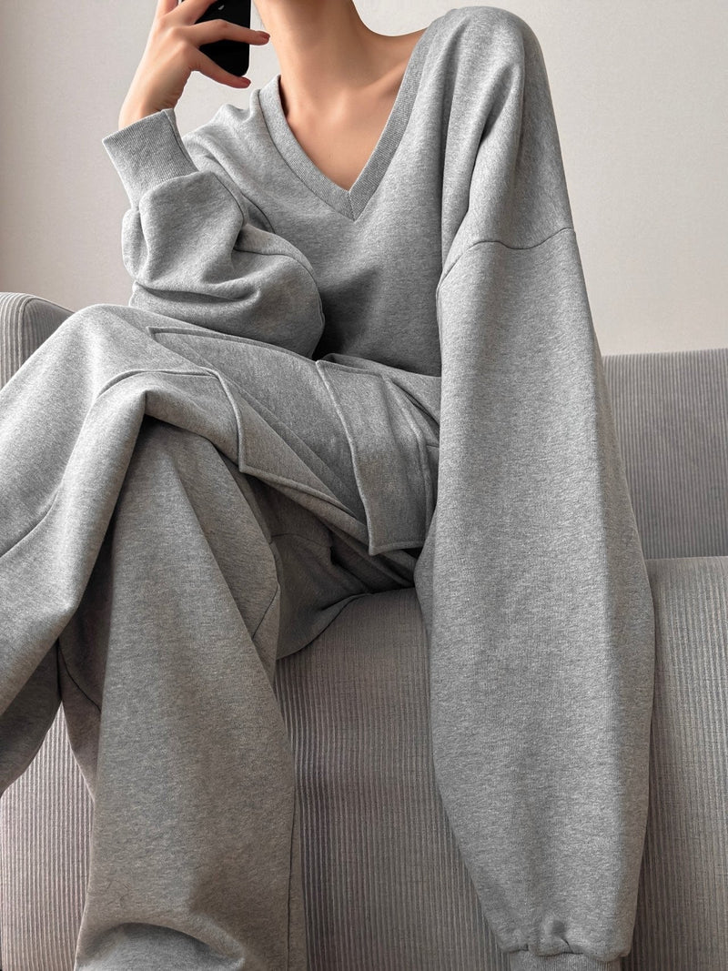 OVERSIZED V-NECK SWEATSHIRT