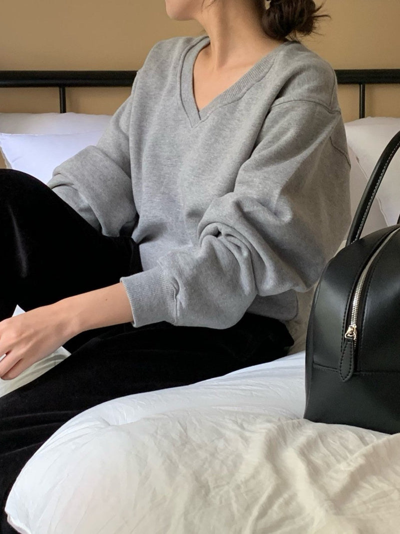 V NECK OVERSIZED SWEATSHIRT