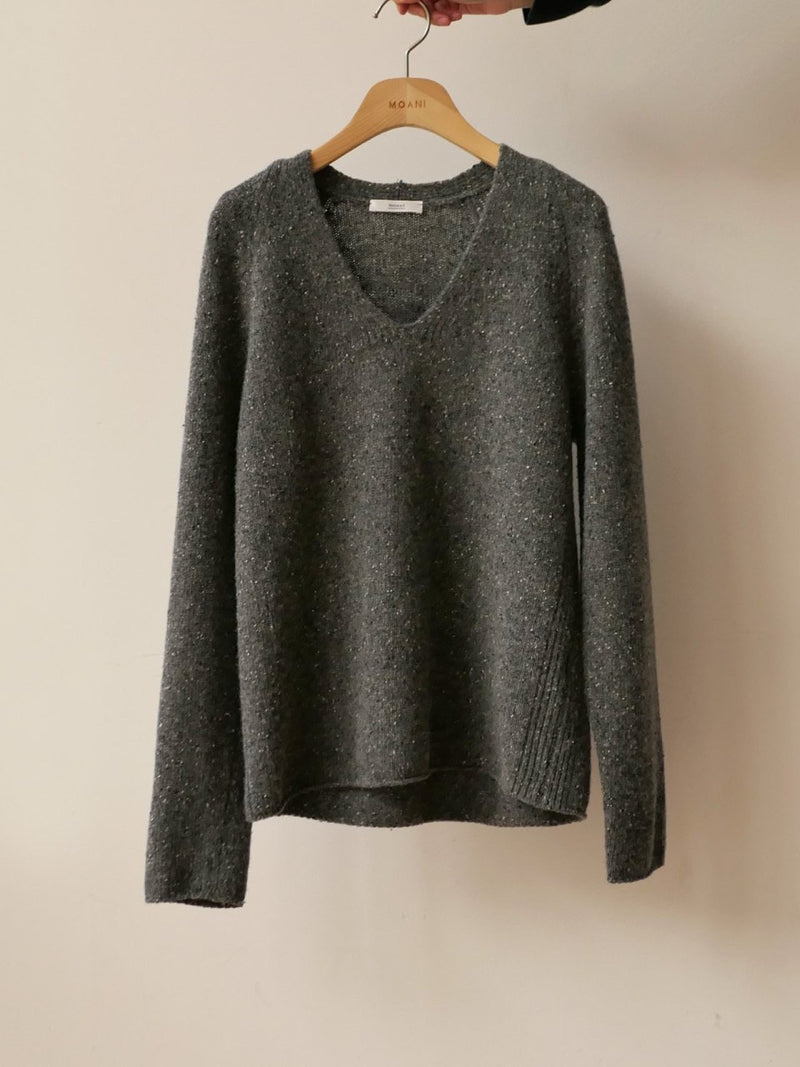 WOOLEN V-NECK KNIT