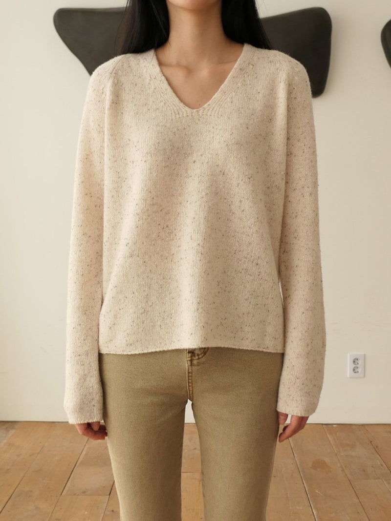 WOOLEN V-NECK KNIT