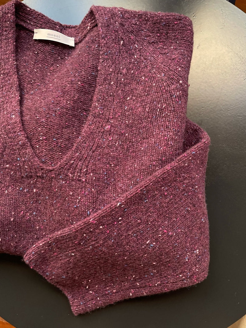 WOOLEN V-NECK KNIT