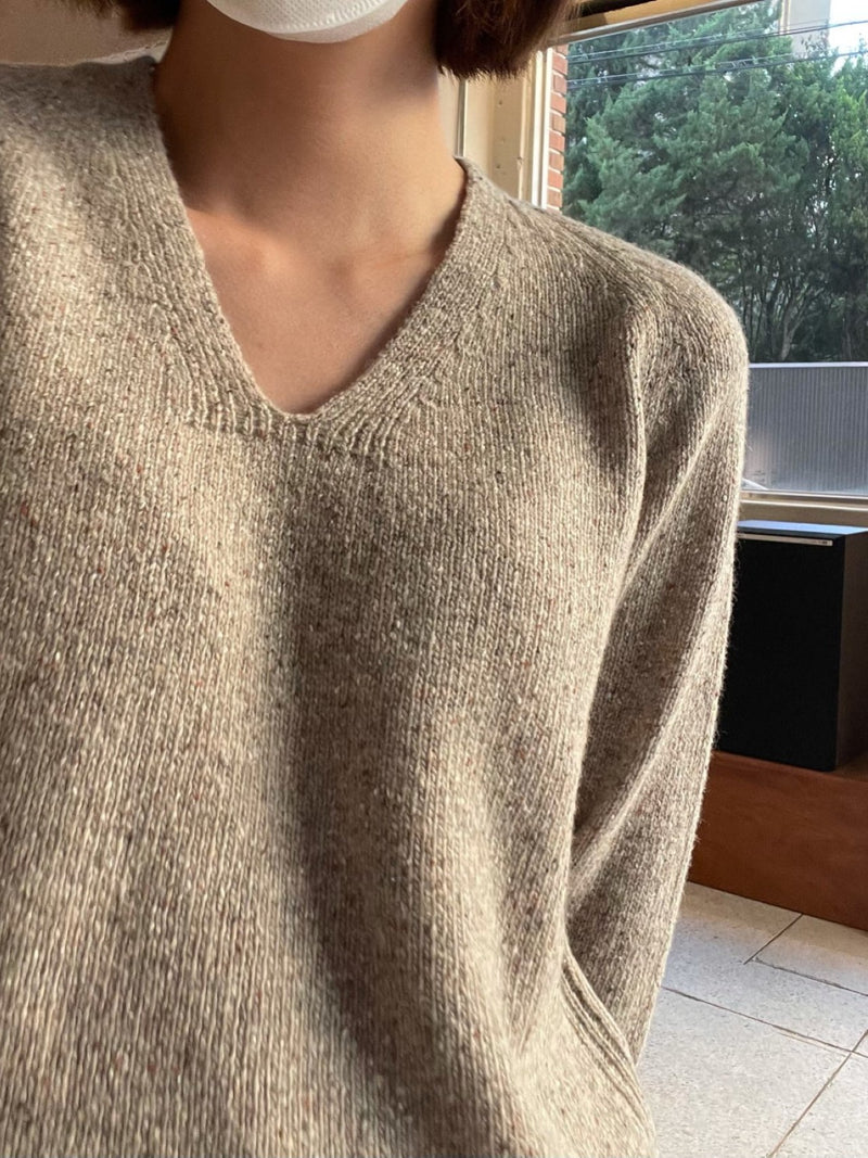 WOOLEN V-NECK KNIT