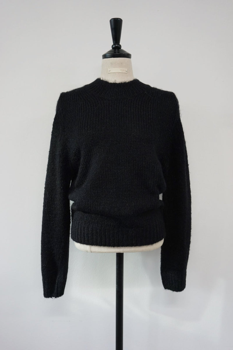 CLASSIC ROUND NECK WOOL SWEATER