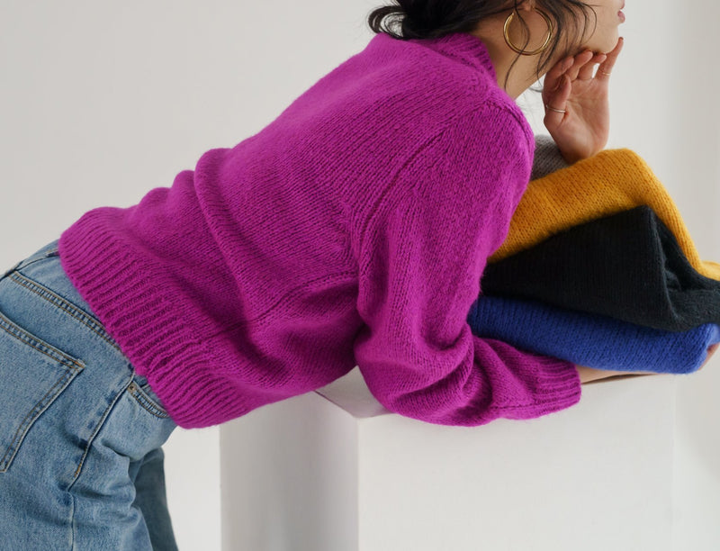 CLASSIC ROUND NECK WOOL SWEATER