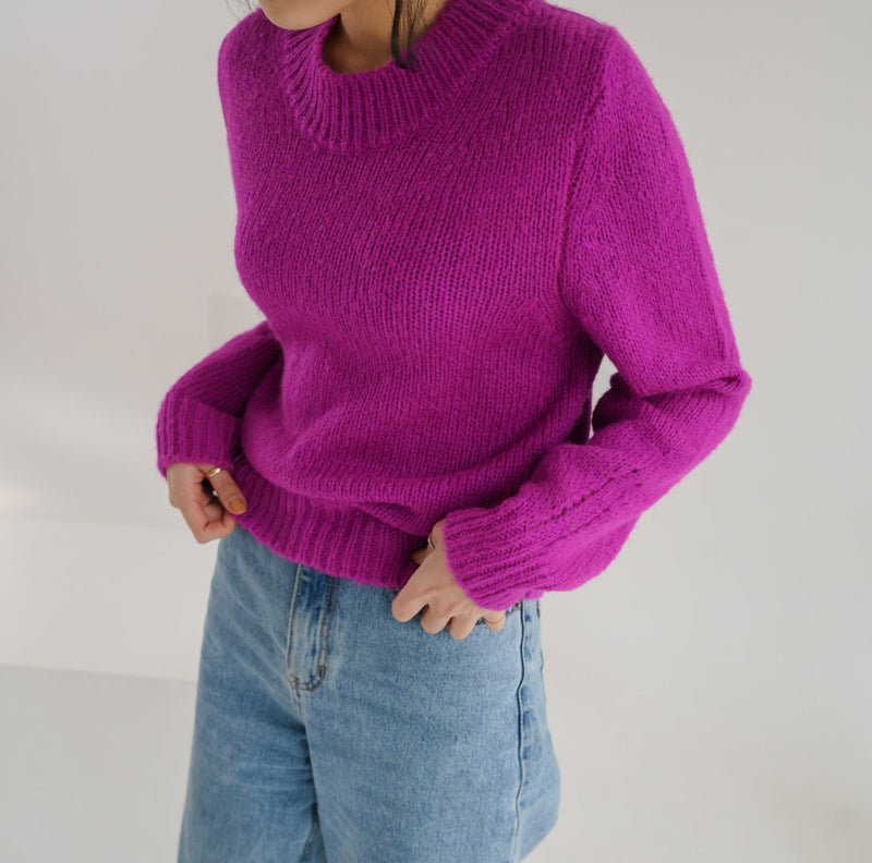 CLASSIC ROUND NECK WOOL SWEATER