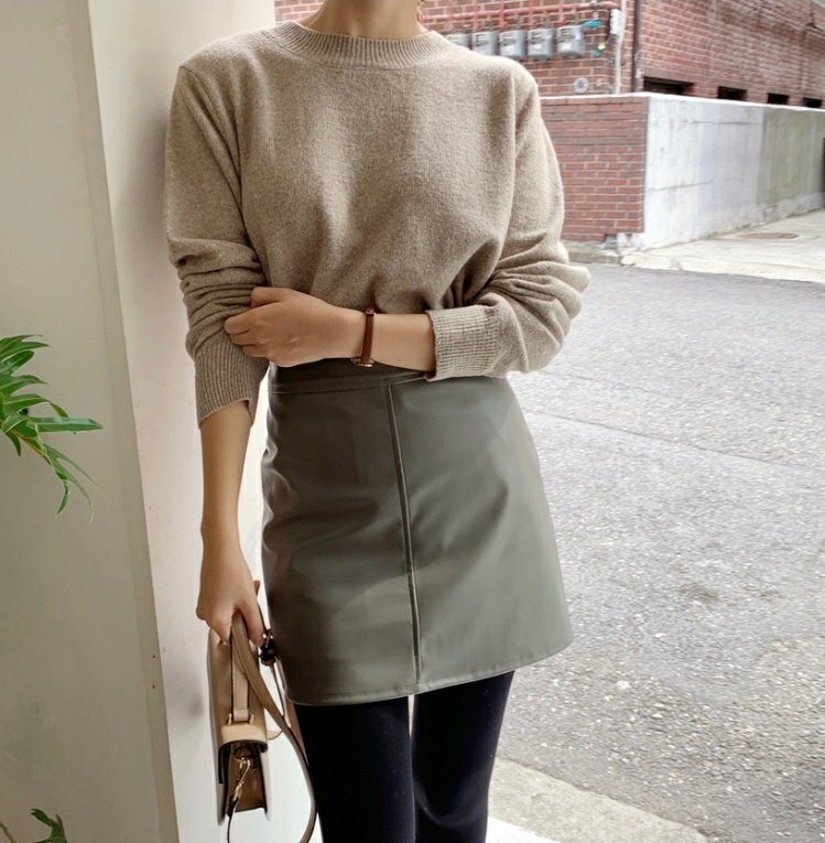 BASIC ROUND NECK SWEATER