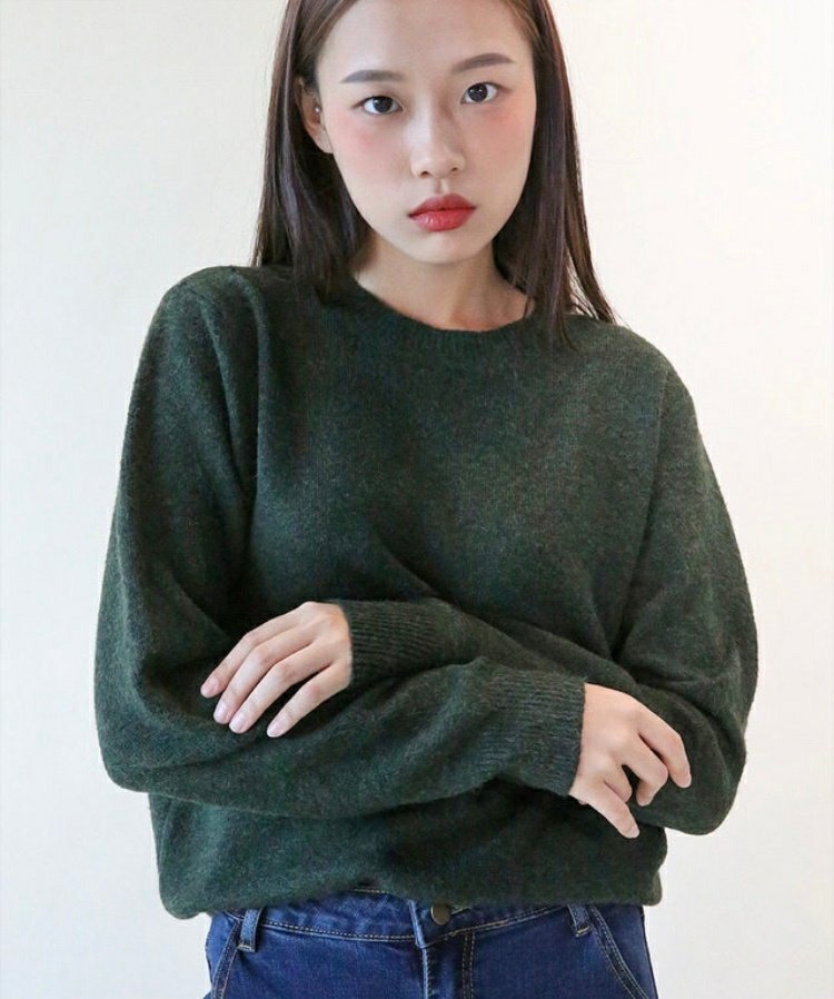 BASIC ROUND NECK SWEATER